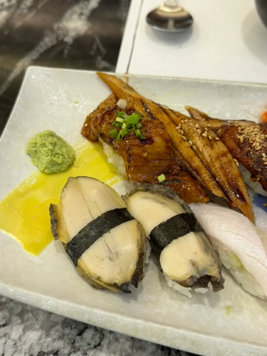 Eel sushi and abalone sushi in the 16-piece set