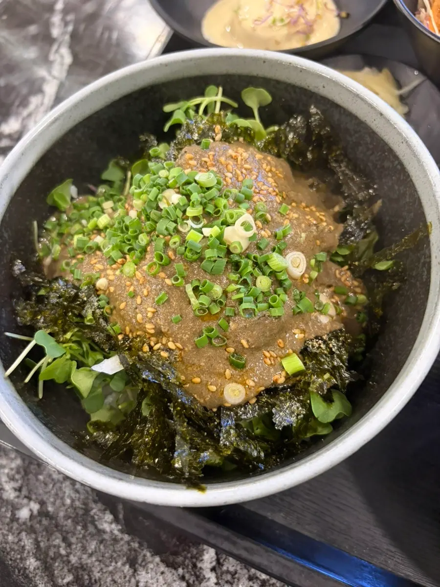 테이블에 차려진 게내장한상