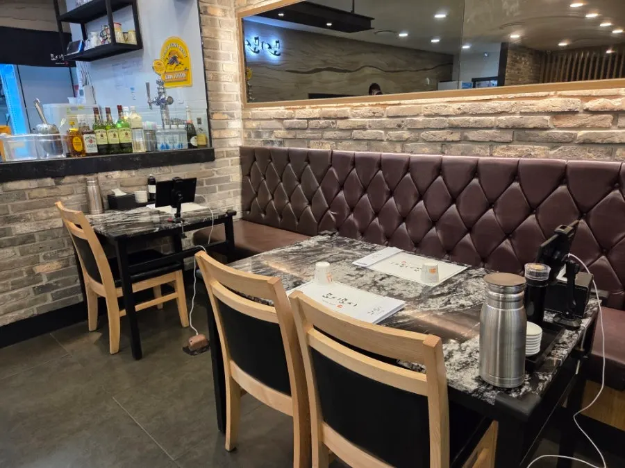 Spacious interior of Moshi Moshi Sushi Dongnae Branch