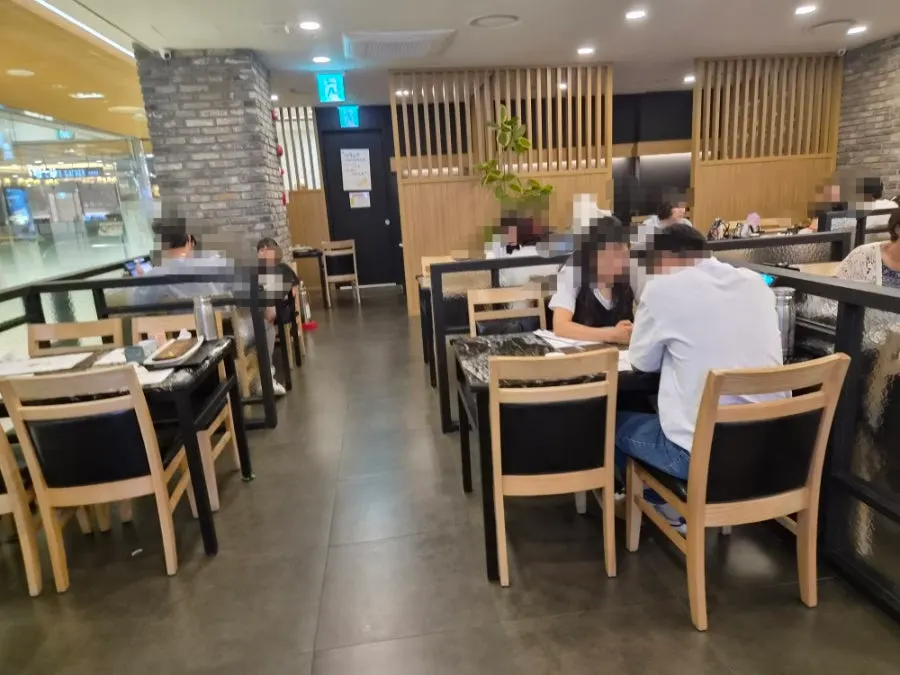 모시모시 스시 동래점 테이블석 모습