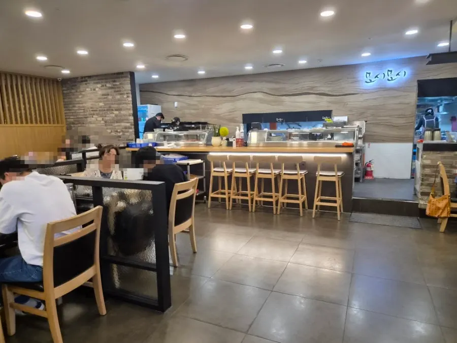 롯데백화점 동래점 8층 모시모시 스시 실내