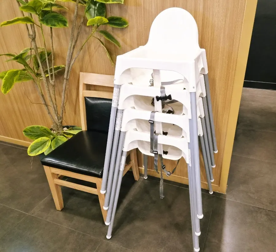 매장 한쪽에 준비된 아기의자