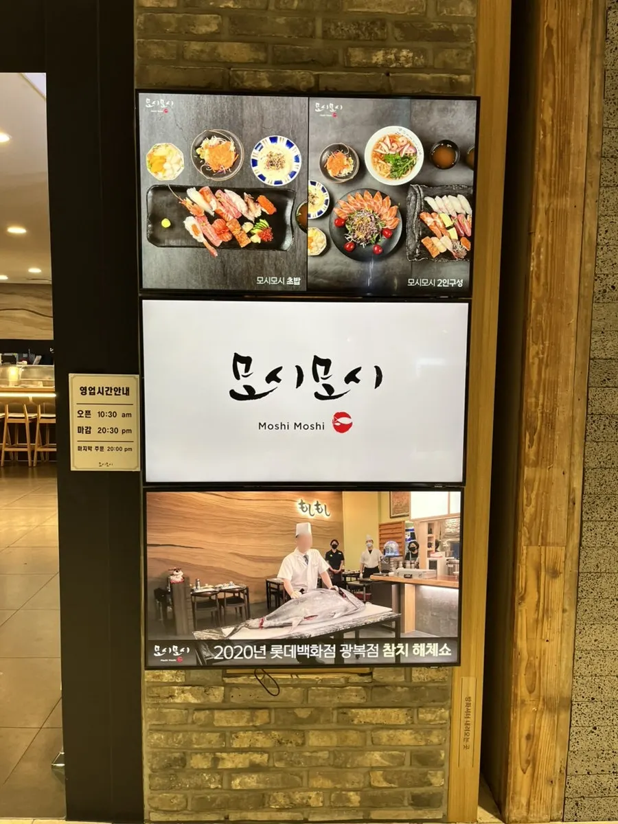 입구에 걸린 음식 사진