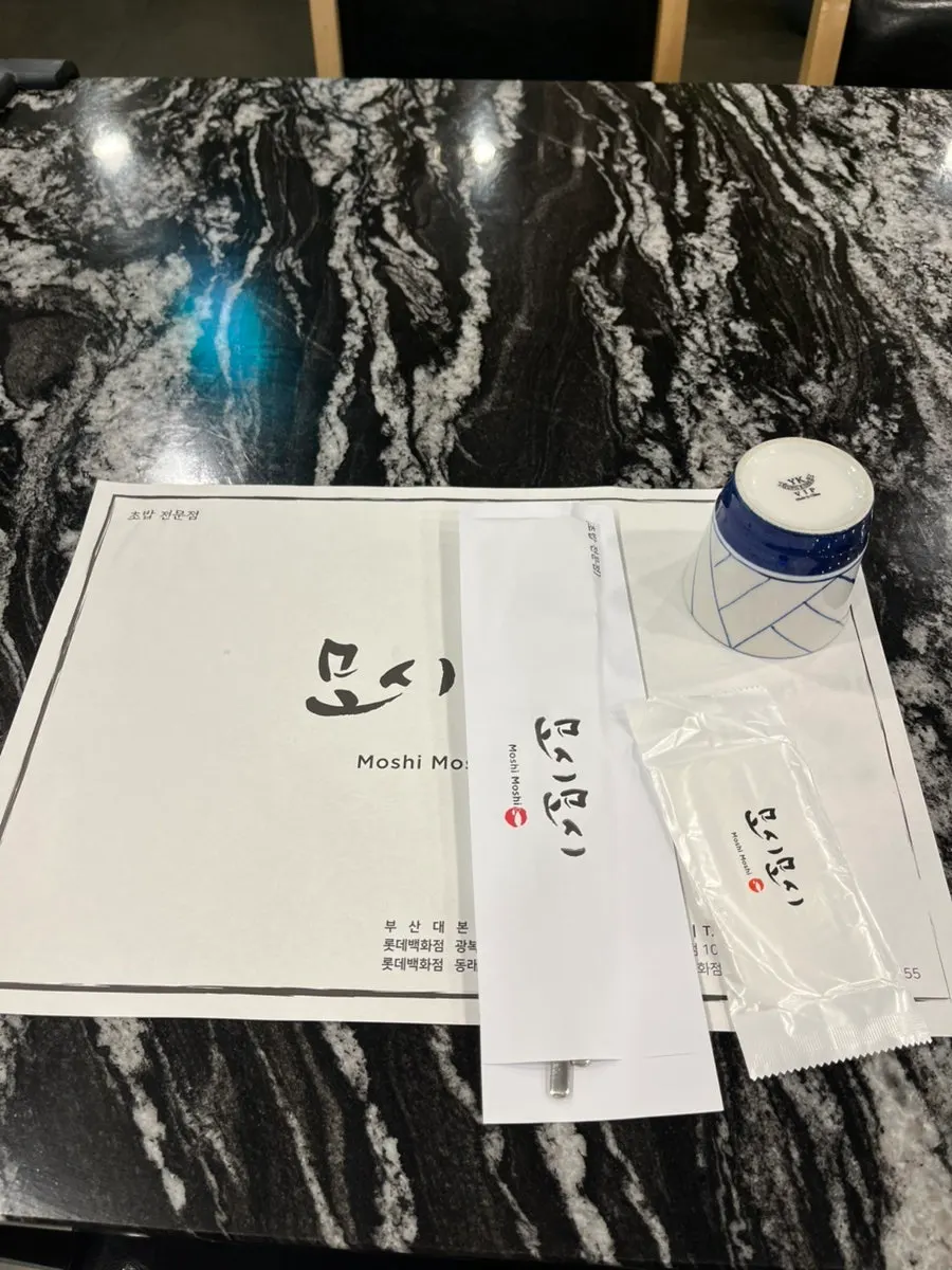 식기와 물티슈, 물컵이 세팅된 테이블