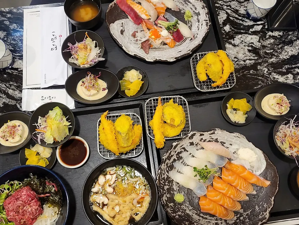 세 가지 메뉴가 차려진 테이블