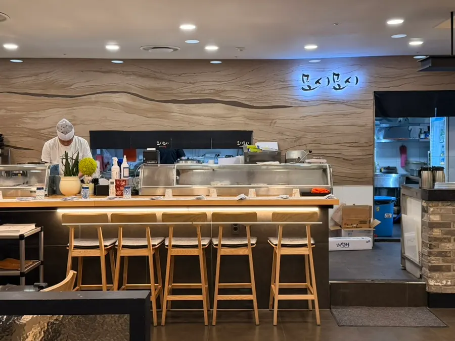 Clean interior of Moshi Moshi Sushi Dongnae