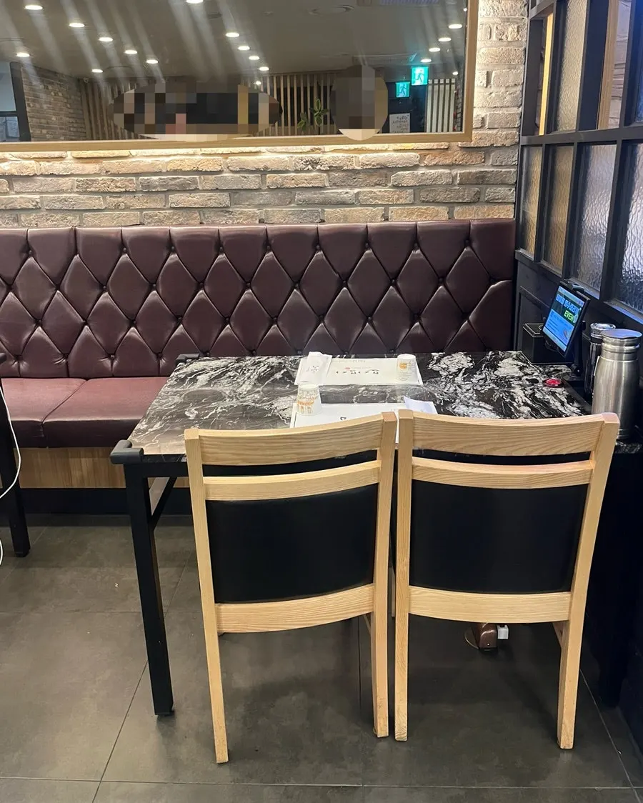 모시모시 스시 동래점 매장 내부 홀 자리