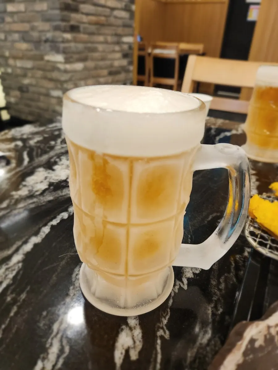 個包装の箸とスプーンが置かれたテーブルセッティング
