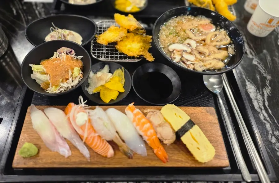 スシ膳と代表盛合せ寿司Cが並んだ食卓