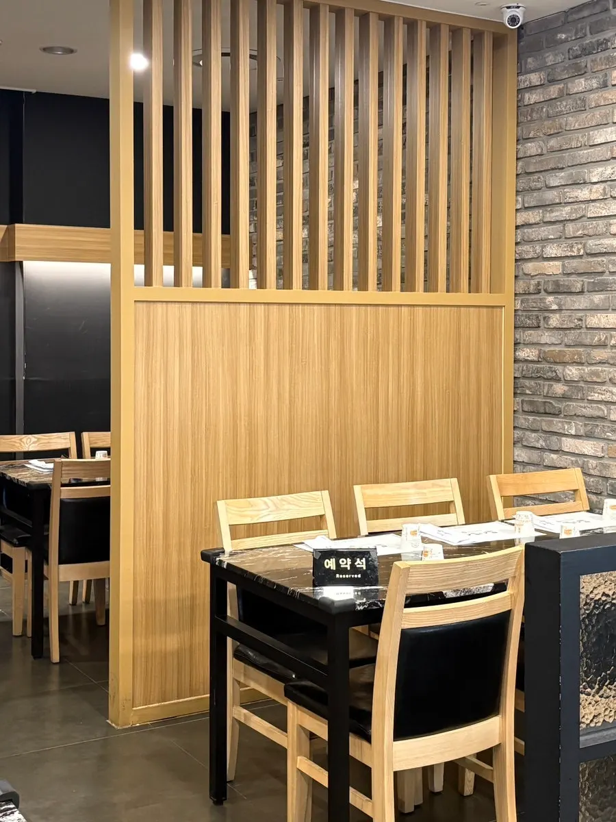 Dining hall with 2-seat and 4-seat tables