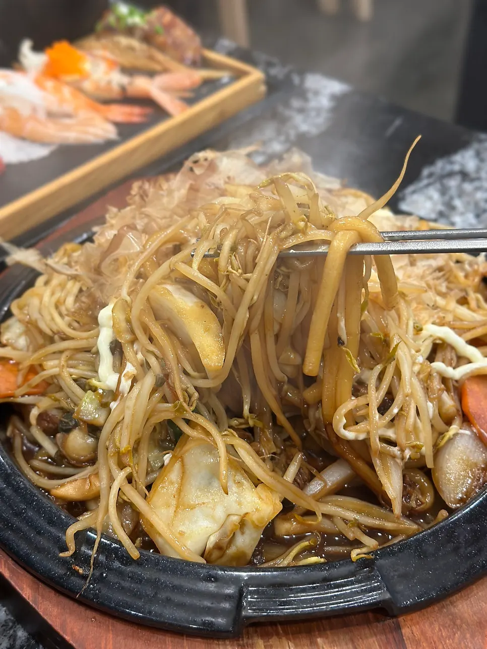 A full plate of seafood yaki udon with the ₩4,000 upgrade