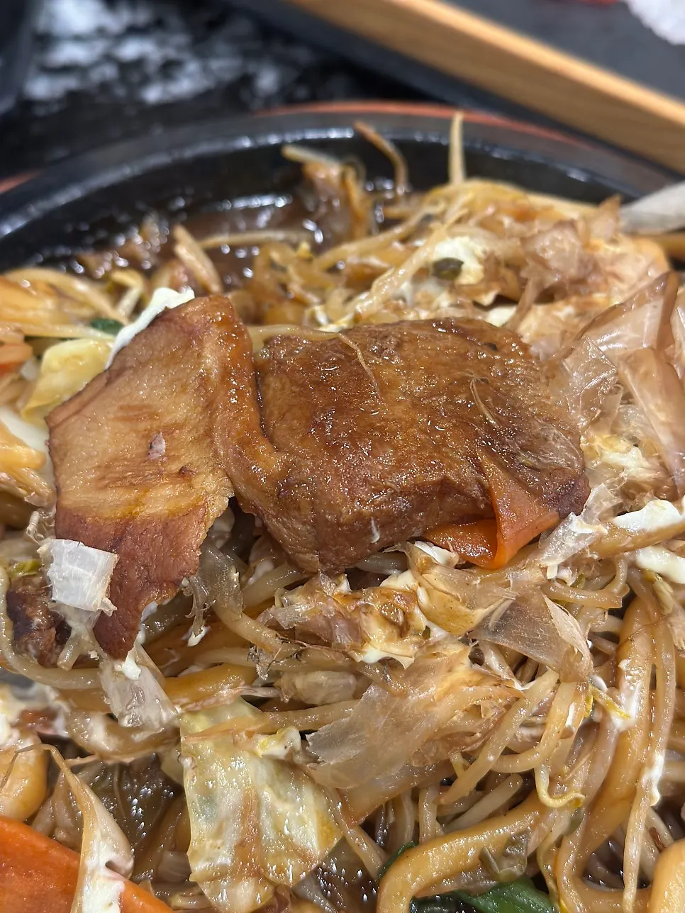 Seafood yaki udon topped with thick slices of chashu