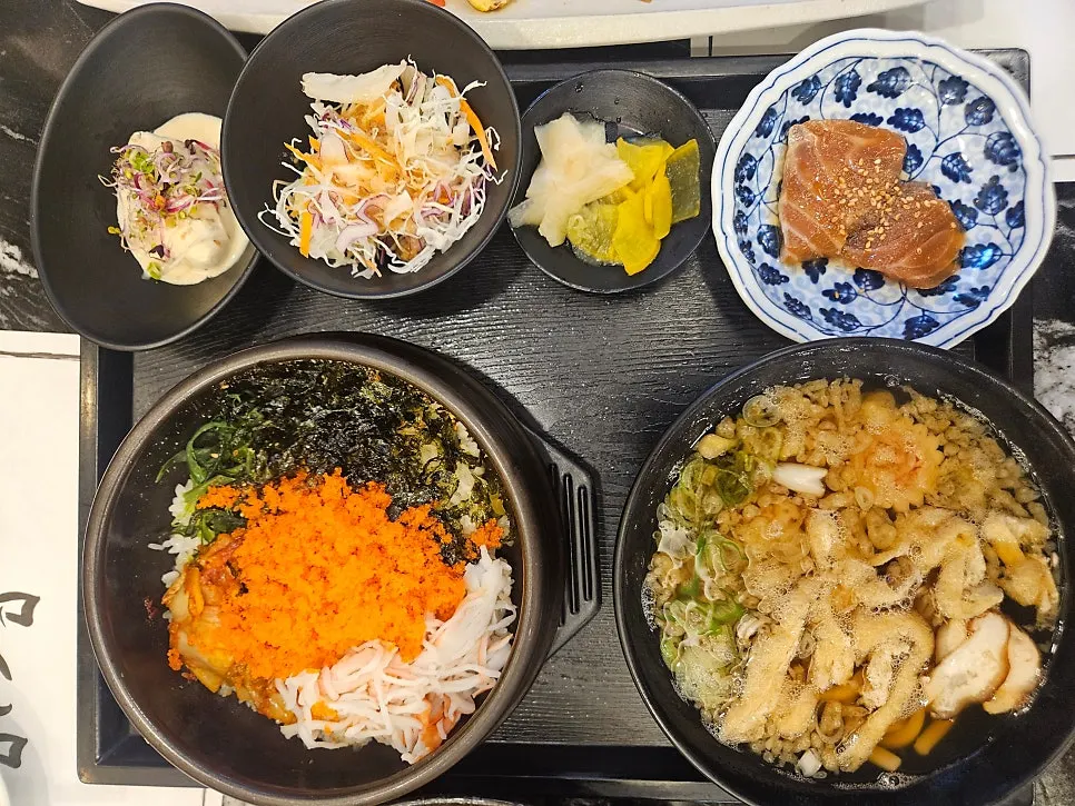 Rice bowl set with roe rice, udon, and marinated salmon