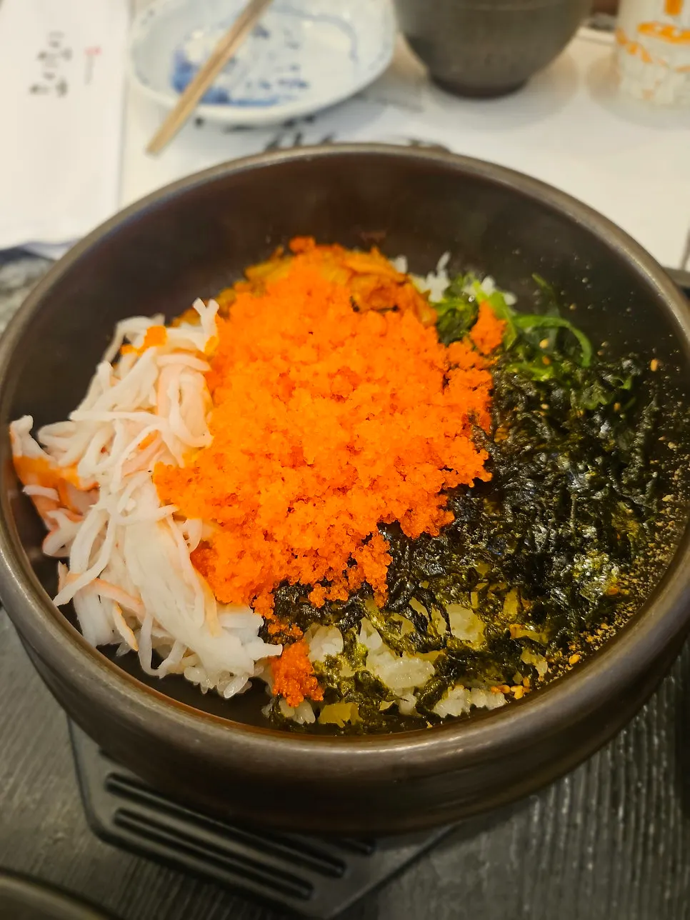 Roe rice bowl served hot in a stone pot