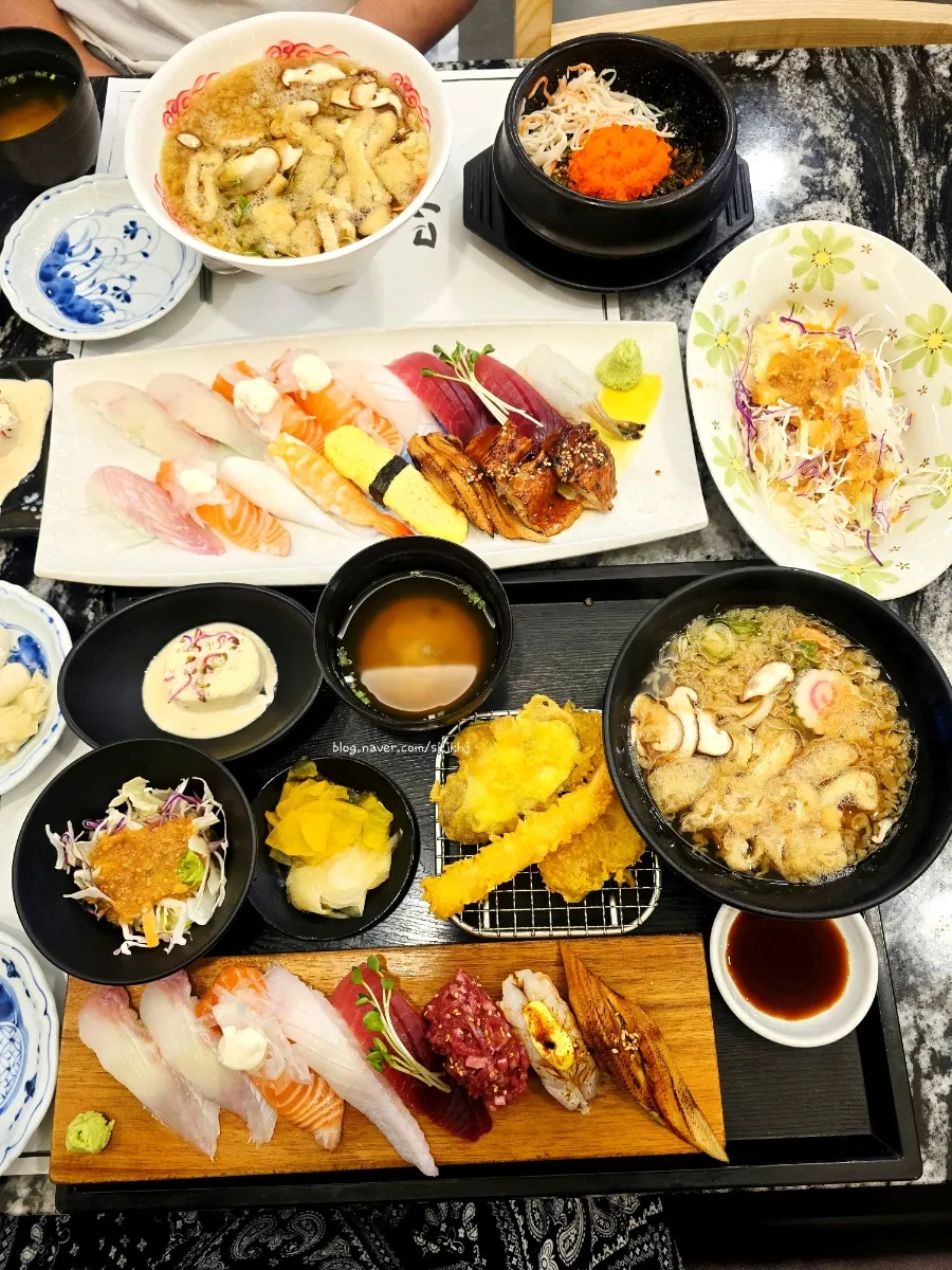 스시한상과 세트 1번이 함께 차려진 테이블