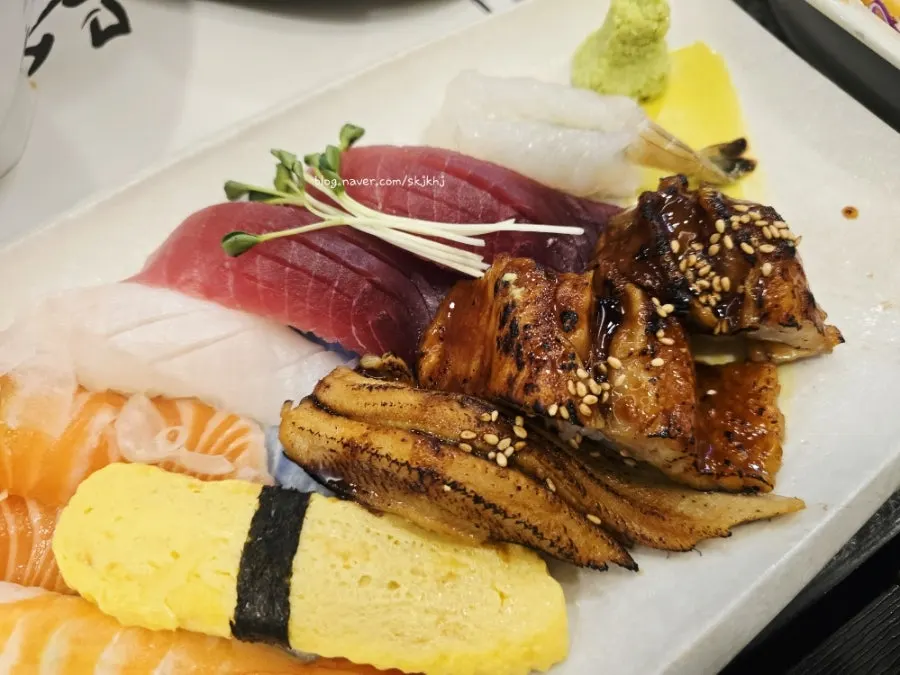 세트 1번 초밥 중 연어 스시