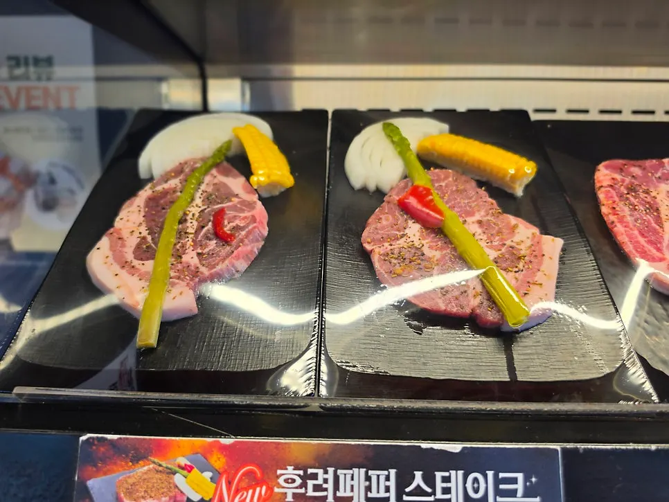 무한리필로 받은 양념갈비와 삼겹살 접시
