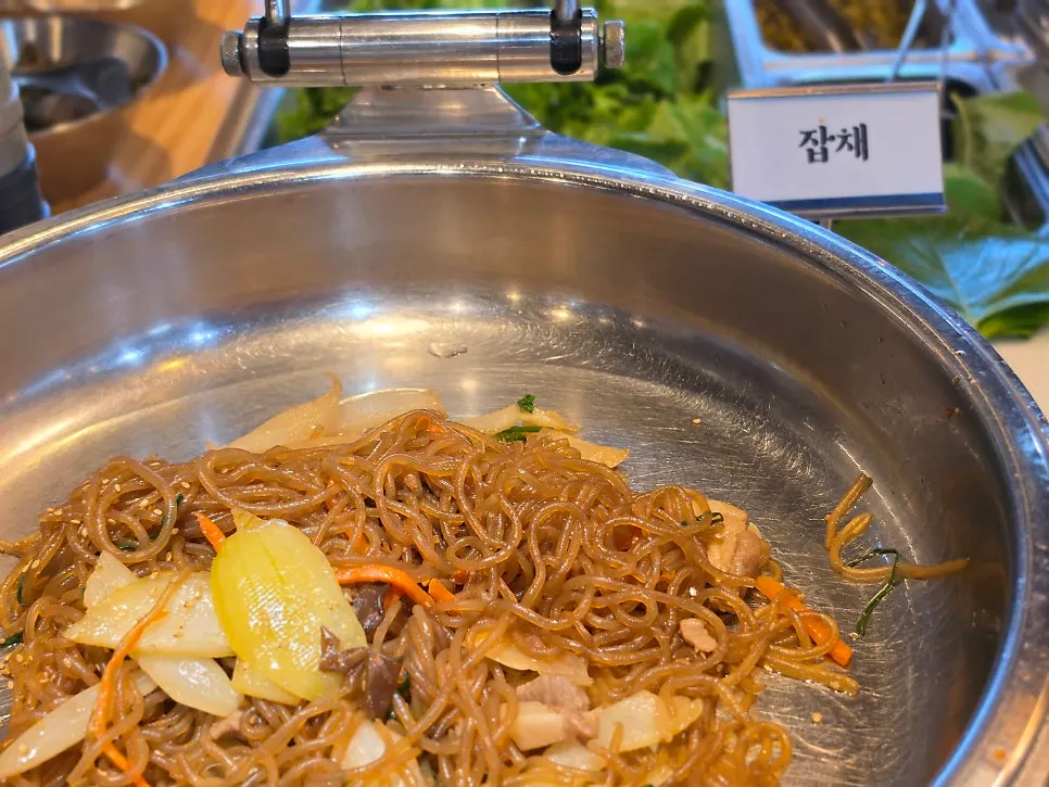 노릇하게 구워진 양념갈비 클로즈업