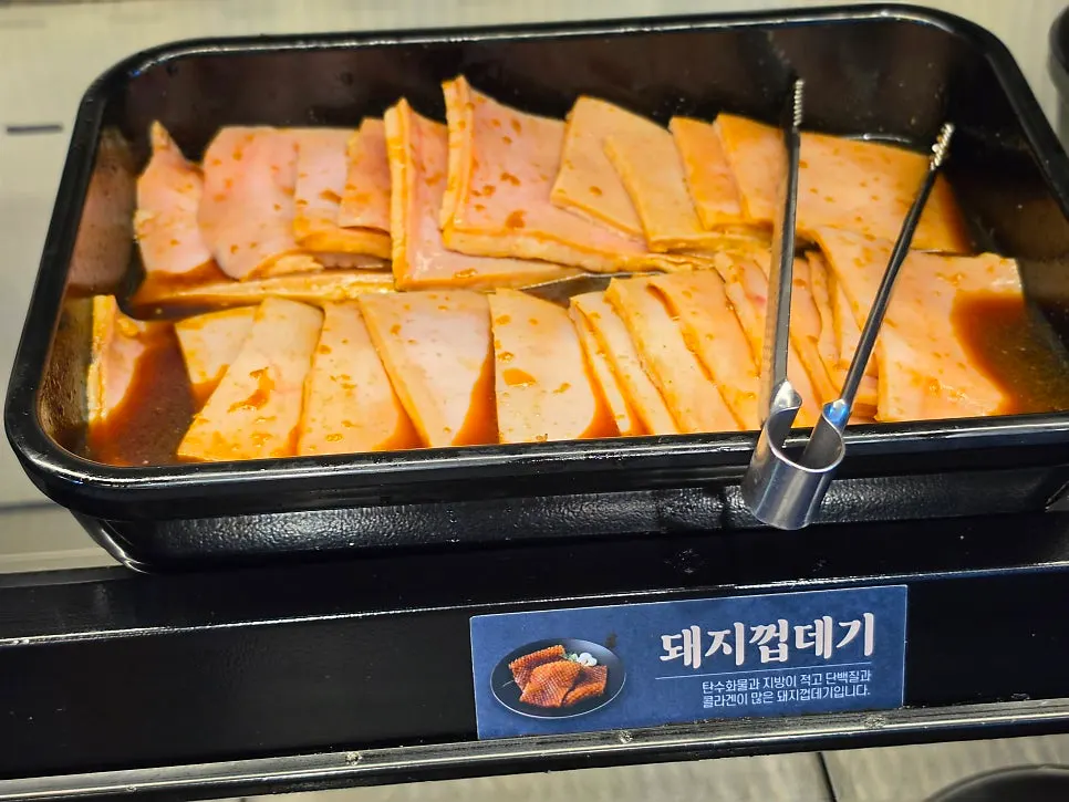 겉이 노릇하게 익은 삼겹살