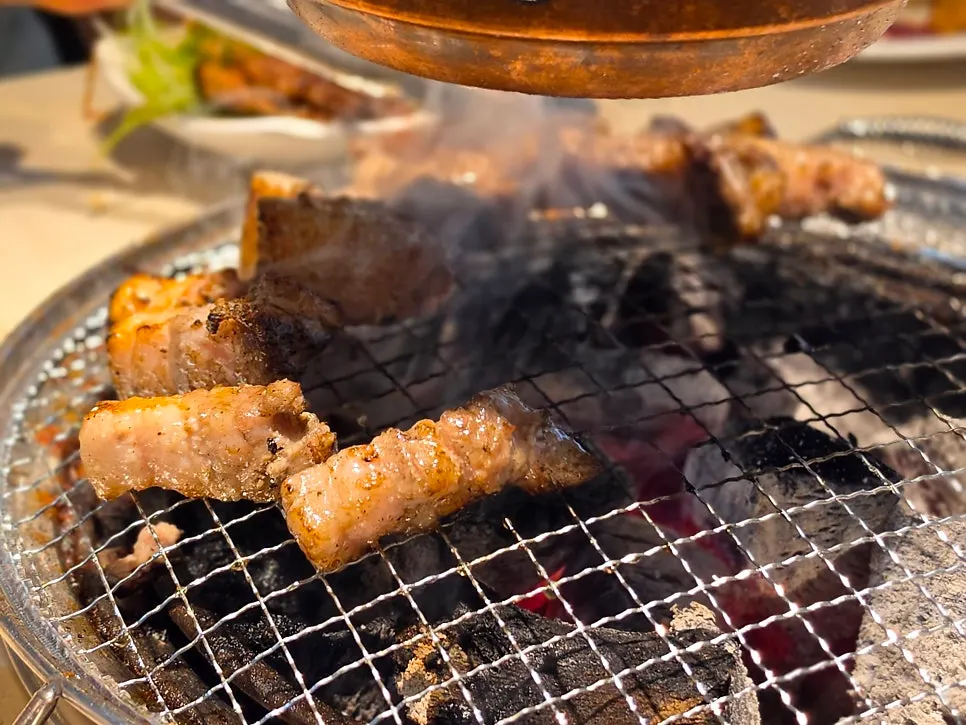갈비와 삼겹살을 함께 올린 불판