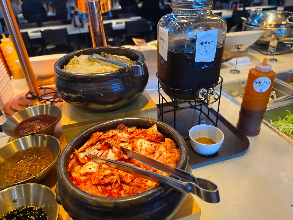 셀프바에서 담아온 잡채와 밥 한 그릇