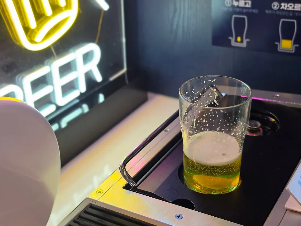 고기와 함께 놓인 생맥주