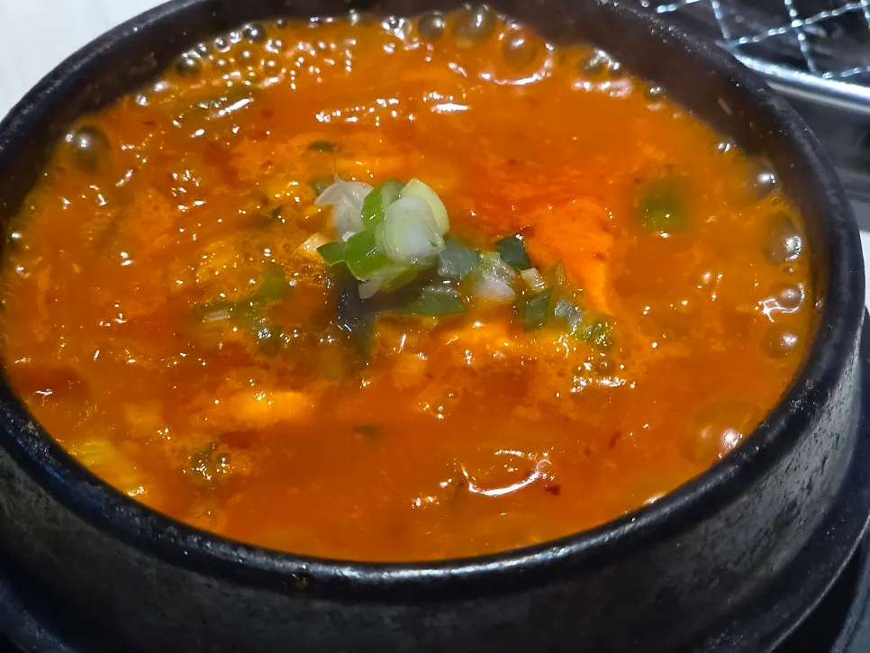 식사 마무리 무렵의 고기집 테이블