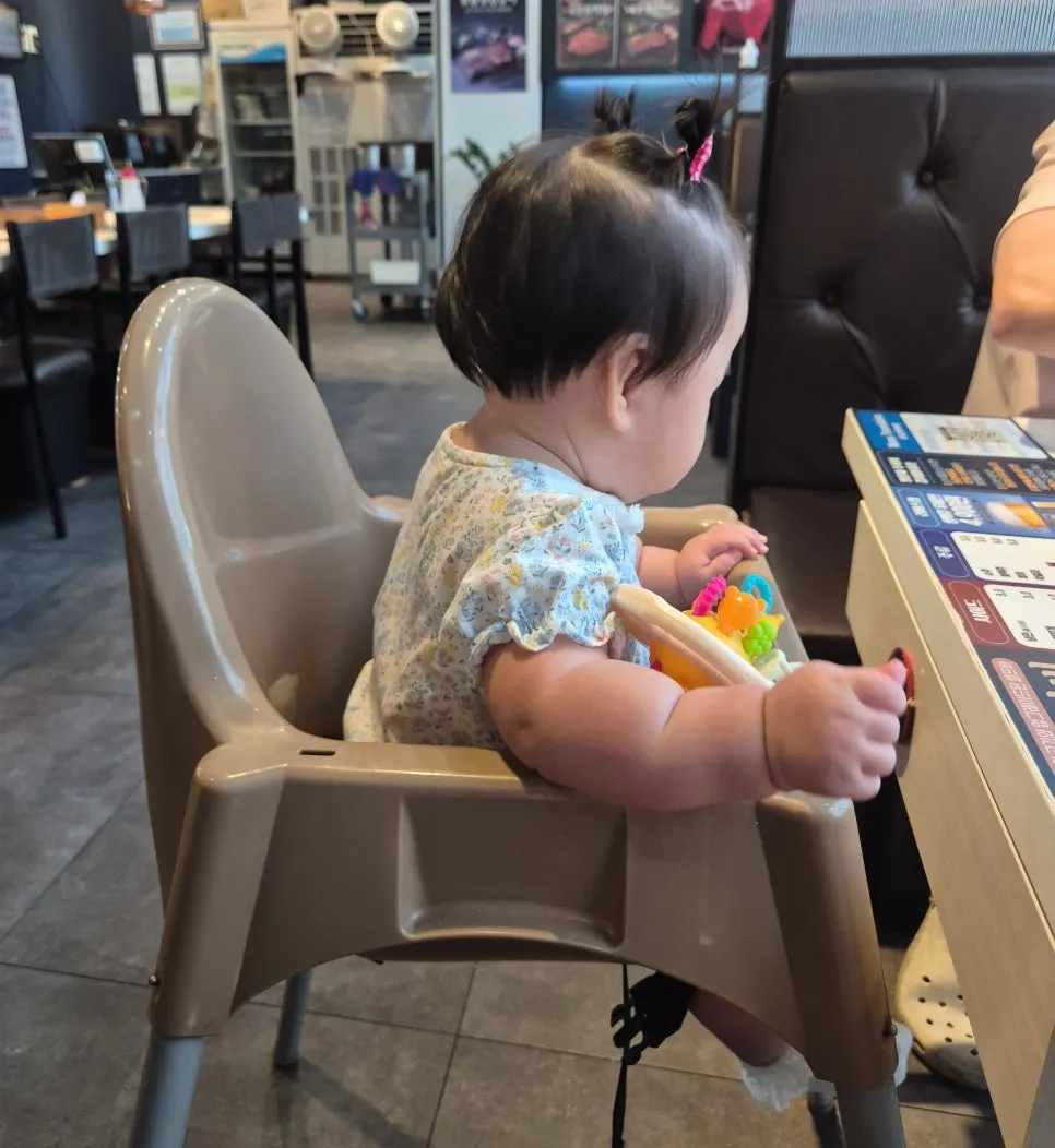 아기의자와 앞치마가 준비된 좌석