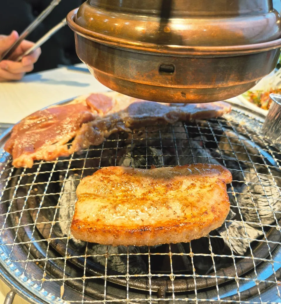 불판에 올린 두툼한 통삼겹살