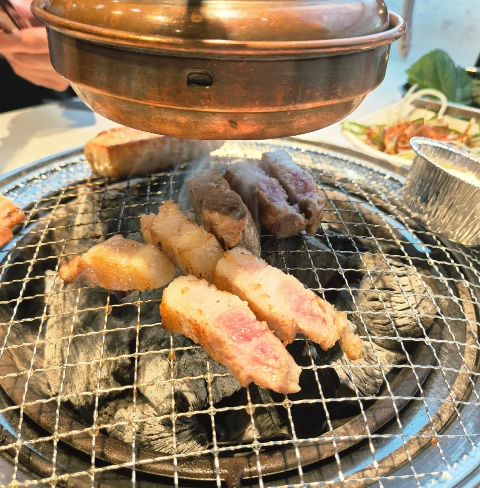 숯불에 구워지는 삼겹살