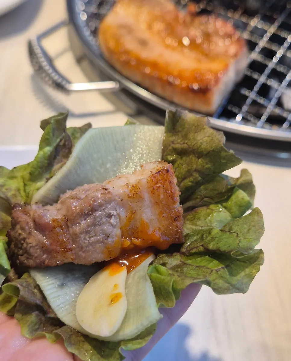 노릇하게 익은 삼겹살 조각