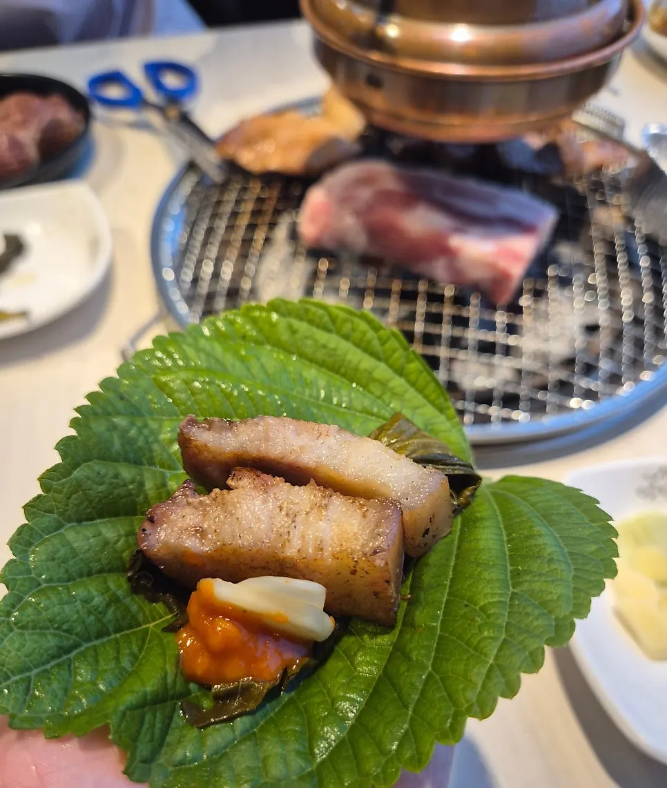 쌈 채소와 함께 차린 삼겹살 상차림