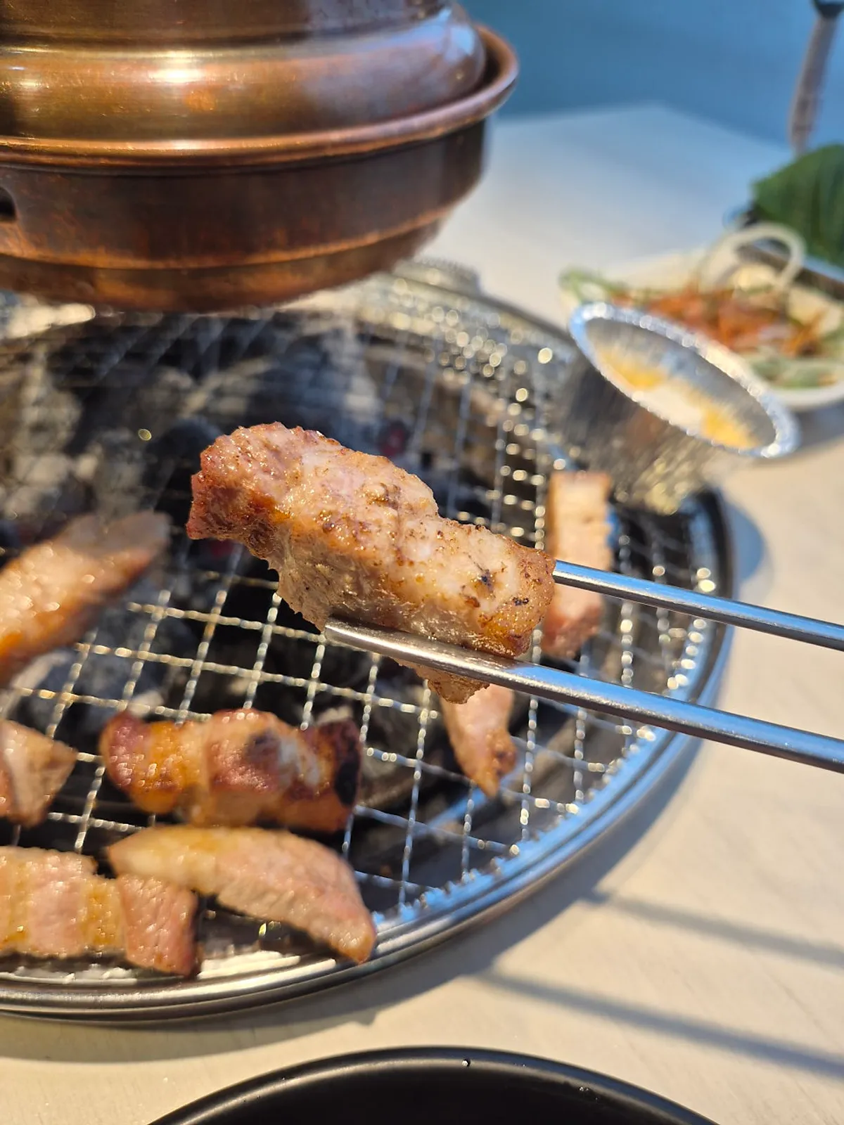 숯불에 구운 삼겹살과 쌈 채소