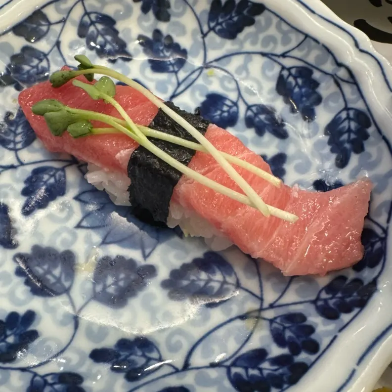 Thick-cut salmon sushi