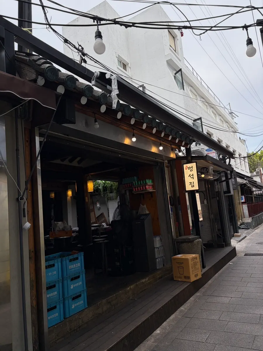 Exterior of Meongseokjip Jongno 3-ga Branch inside the Ikseon-dong hanok alley