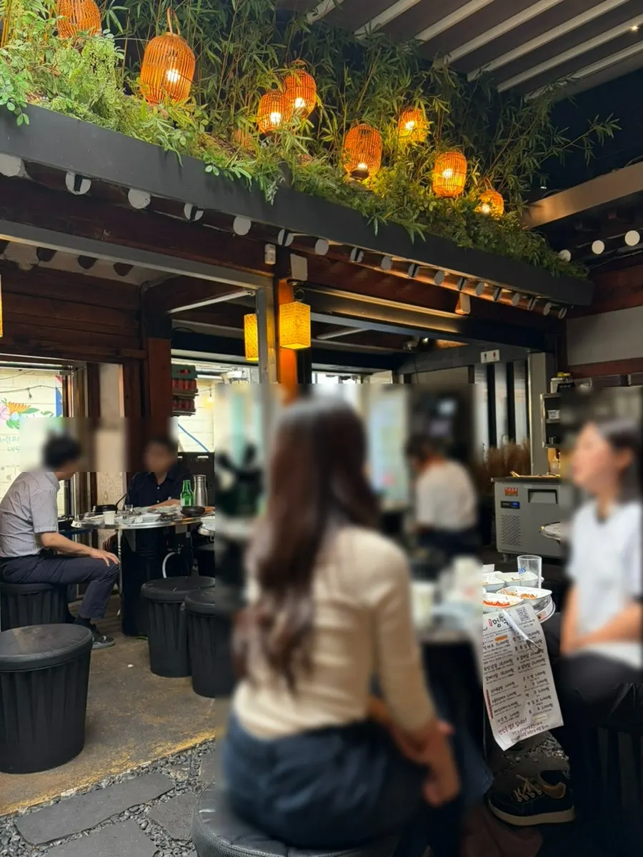 Hanok-style indoor seating at Meongseokjip