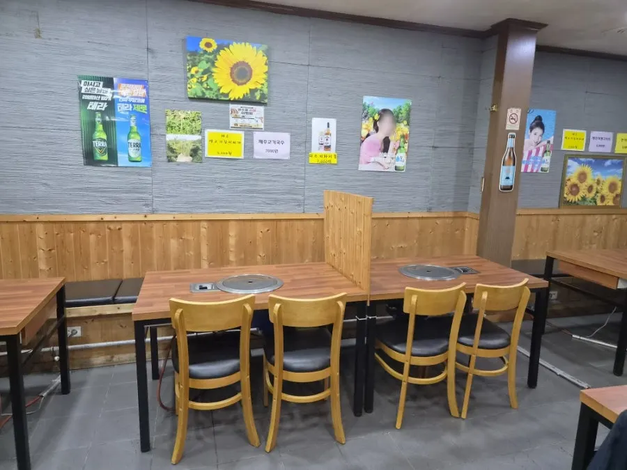 Warm, homey dining hall atmosphere