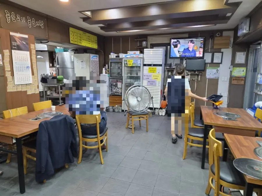Table with grill plate and restaurant wall