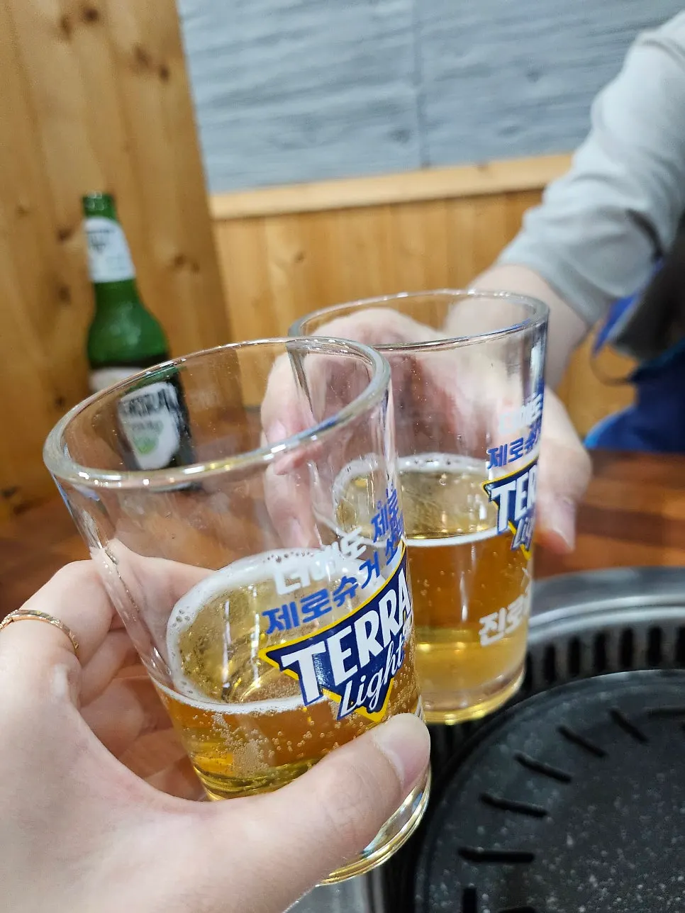 쌈채소와 멜젓이 놓인 기본 상차림
