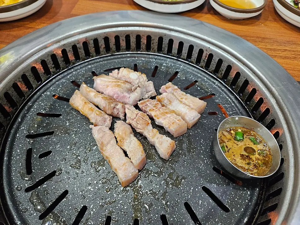구워지는 흑돼지 오겹살과 양념갈비