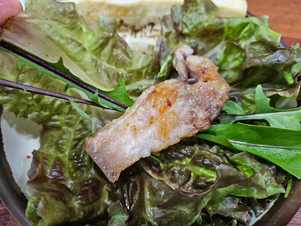 알맞게 익은 제주 흑돼지 오겹살 단면