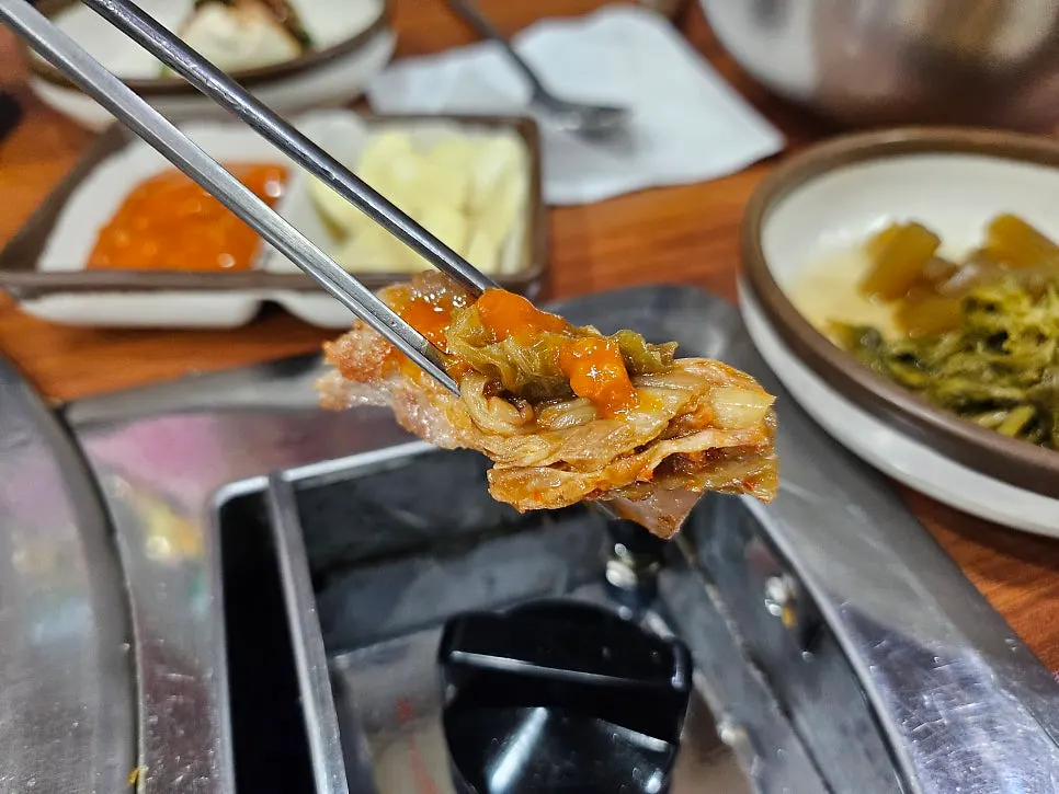 멜젓에 찍은 흑돼지 오겹살 한 점