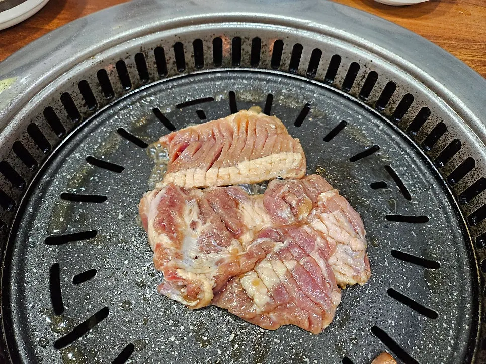 상추에 싼 흑돼지 오겹살 쌈