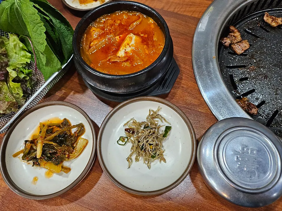 백김치와 파채를 올린 양념갈비