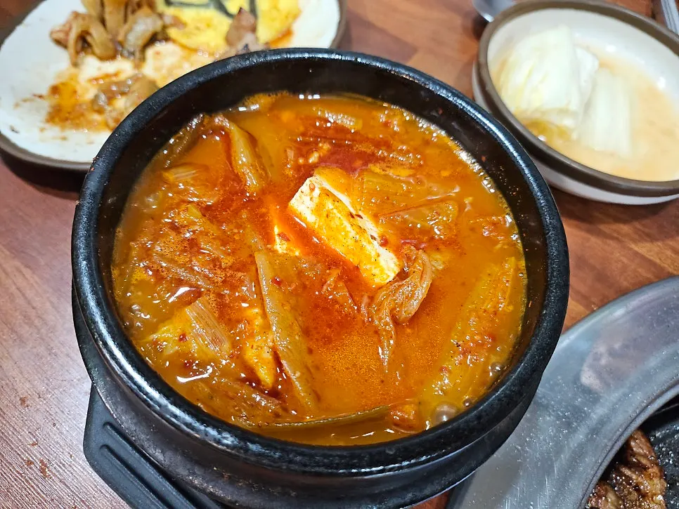 생고기가 든 제주생고기 김치찌개