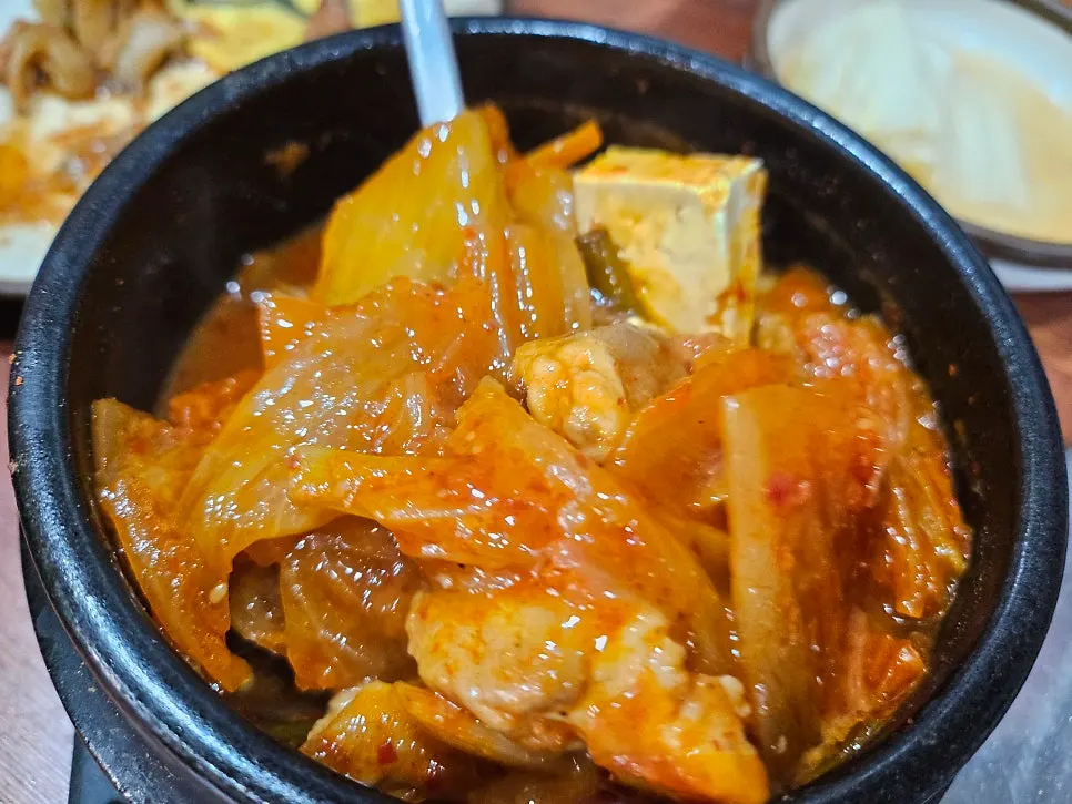 김치찌개와 공기밥 마무리 상차림