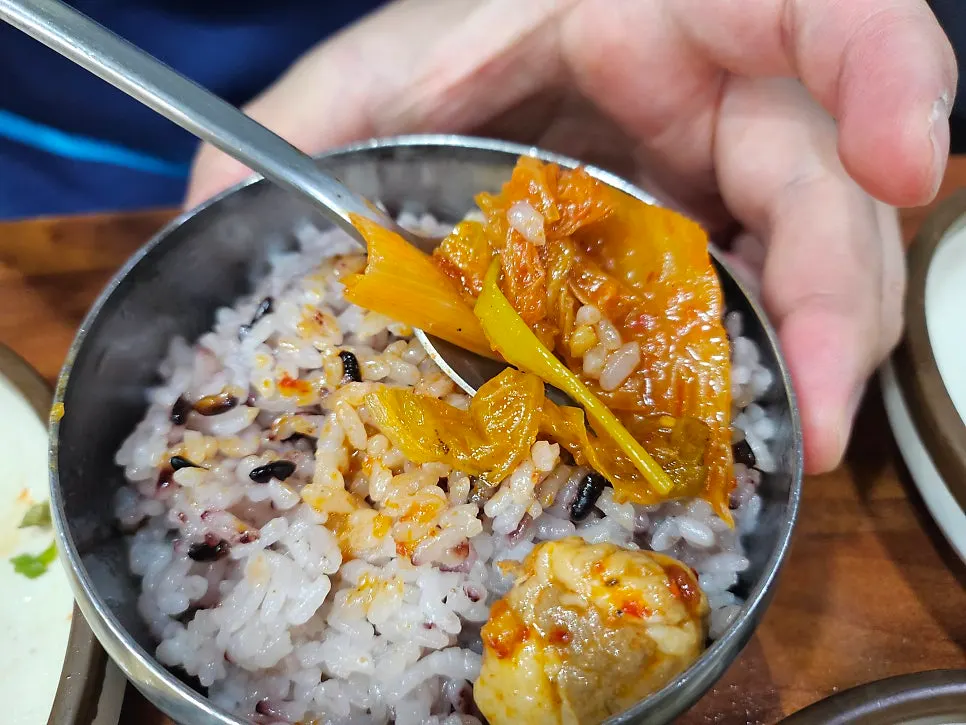 김치찌개 국물과 두툼한 고기