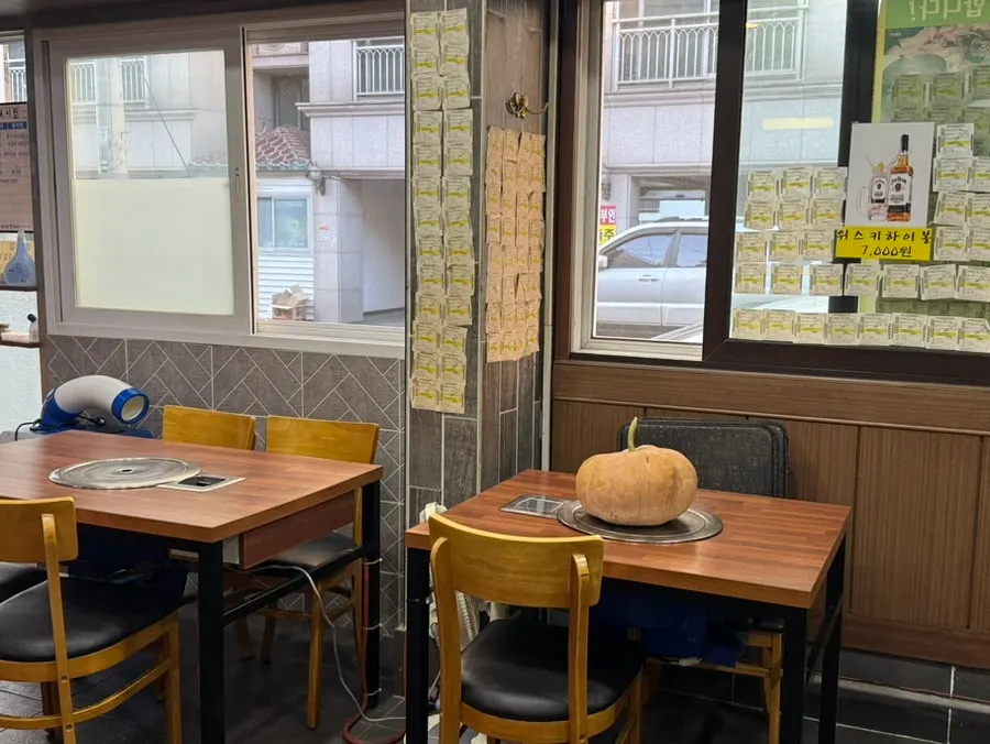 Overall view of the dining hall at Myeongseung Jeju Saenggogi