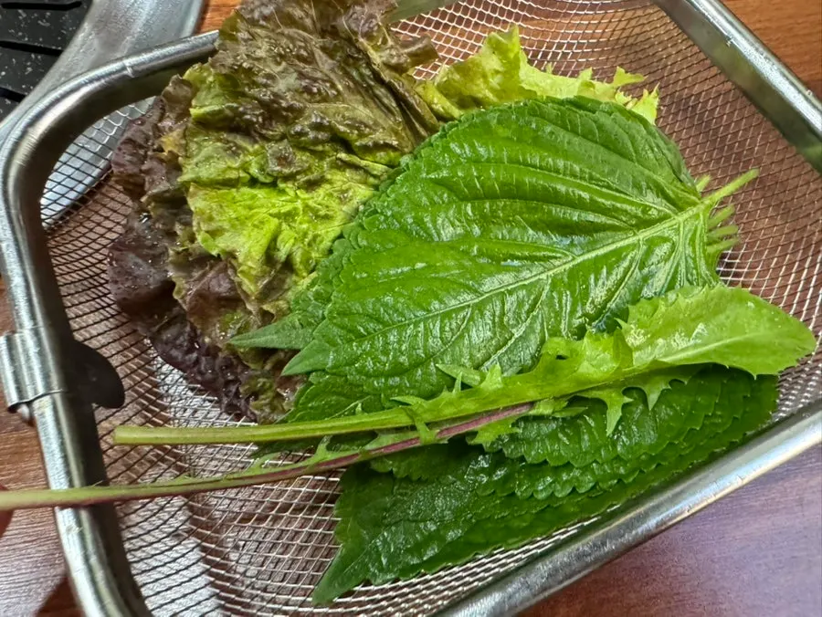 A plate of fresh wrap vegetables