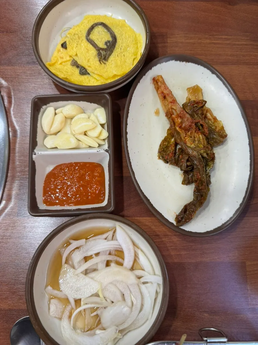 Neatly arranged side dishes at Myeongseung Jeju Saenggogi